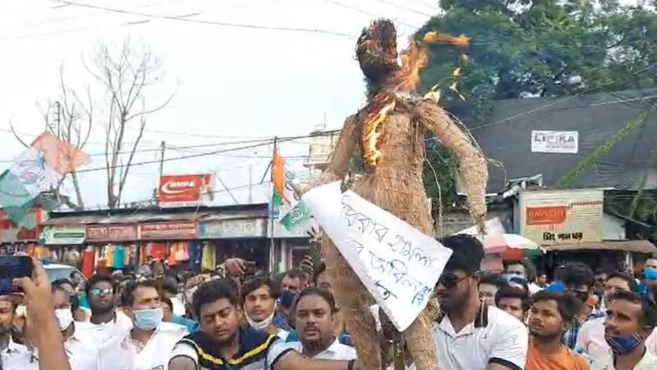ত্রিপুরায় তৃণমূল কর্মীদের উপর হামলা, রায়গঞ্জে বিপ্লবের কুশপুতুল পুড়িয়ে বিক্ষোভ ত্রিপুরায় তৃণমূল কর্মীদের উপর হামলা, রায়গঞ্জে বিপ্লবের কুশপুতুল পুড়িয়ে বিক্ষোভ