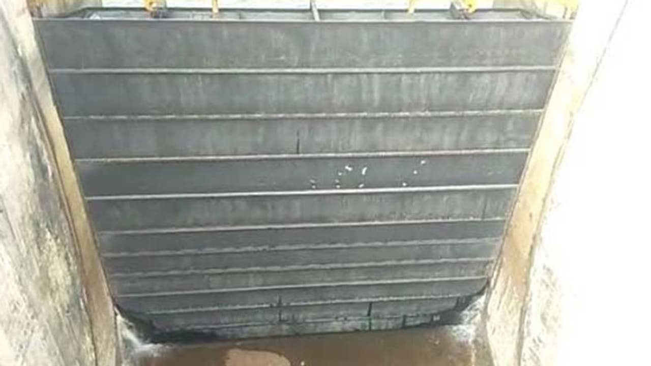 ఫలించిన 20 గంటల శ్రమ, పులిచింతల ప్రాజెక్ట్కు స్టాప్లాక్ గేటు అమర్చిన అధికారులు ఫలించిన 20 గంటల శ్రమ, పులిచింతల ప్రాజెక్ట్కు స్టాప్లాక్ గేటు అమర్చిన అధికారులు