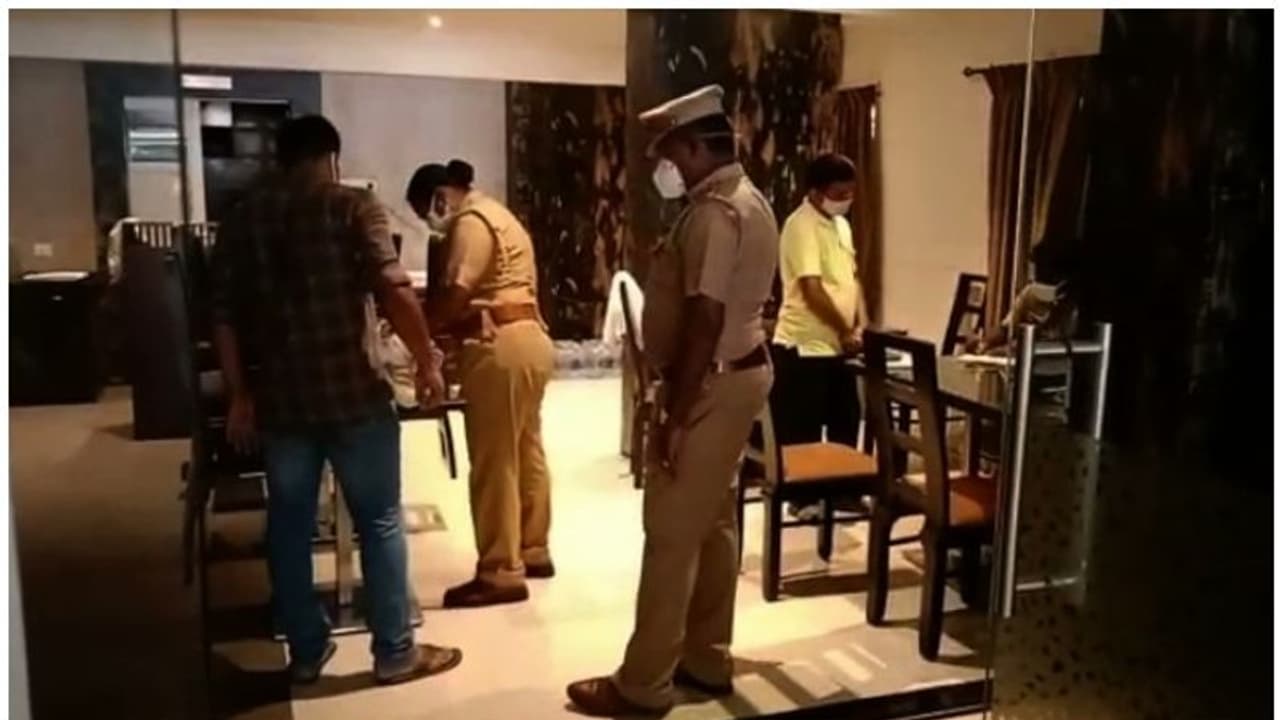 കോയമ്പത്തൂരില് മലയാളി യുവതിയുടെ മൃതദേഹം ഹോട്ടല് മുറിയില്; ദിവസങ്ങളുടെ പഴക്കം, ഒപ്പമുള്ള ആള്ക്ക് പരിക്ക് കോയമ്പത്തൂരില് മലയാളി യുവതിയുടെ മൃതദേഹം ഹോട്ടല് മുറിയില്; ദിവസങ്ങളുടെ പഴക്കം, ഒപ്പമുള്ള ആള്ക്ക് പരിക്ക്