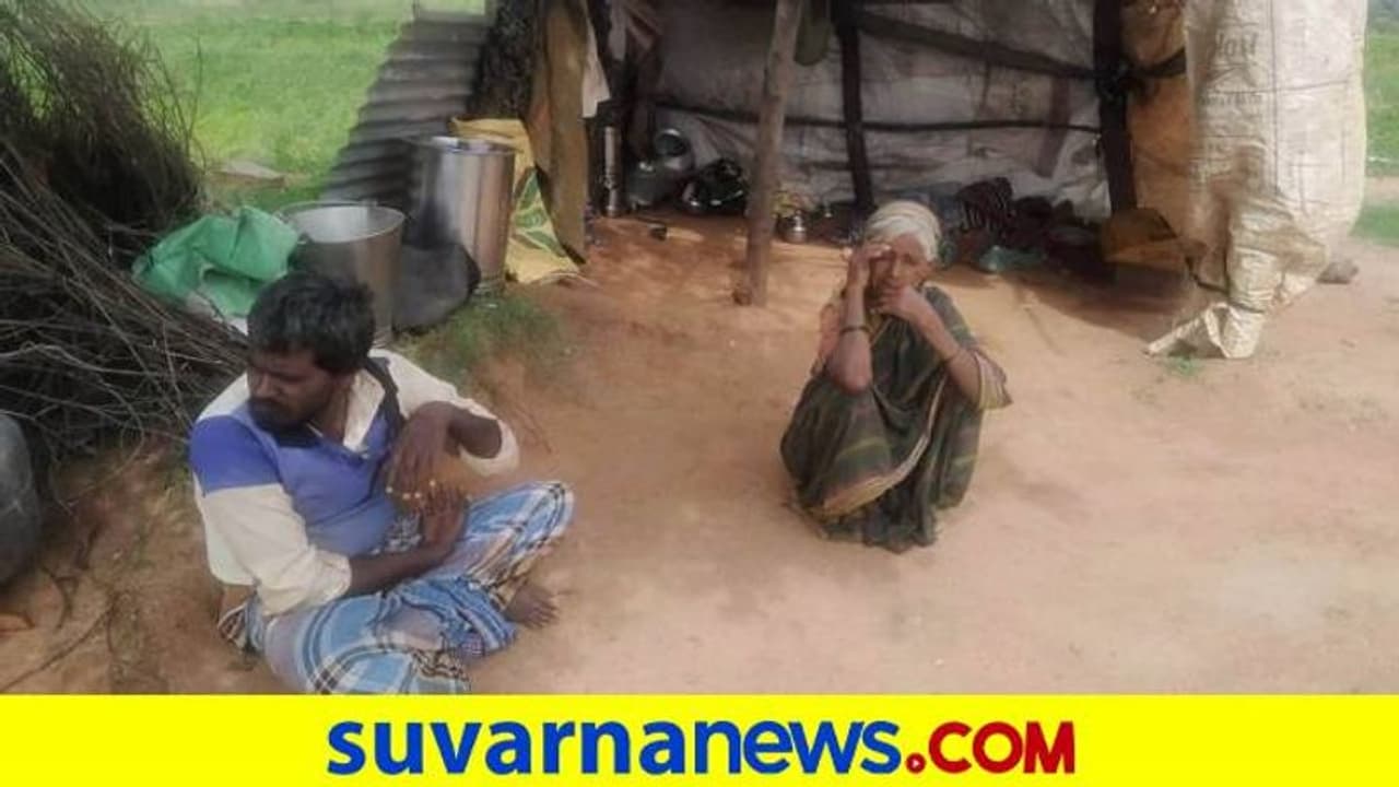 ಯಲಬುರ್ಗಾ: ನಡುಬೀದಿಯಲ್ಲೇ ವಯೋವೃದ್ಧೆಯ ಬದುಕು..! ಯಲಬುರ್ಗಾ: ನಡುಬೀದಿಯಲ್ಲೇ ವಯೋವೃದ್ಧೆಯ ಬದುಕು..!