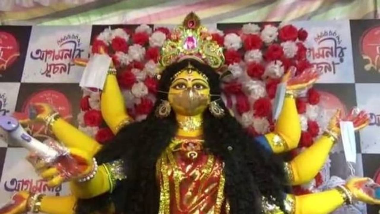 ദേവീവിഗ്രഹത്തിൽ സ്വർണമാസ്ക്, കൈകളിൽ ആയുധങ്ങൾക്ക് പകരം സാനിറ്റൈസറും, മാസ്കും, തെർമൽ സ്കാനറും ദേവീവിഗ്രഹത്തിൽ സ്വർണമാസ്ക്, കൈകളിൽ ആയുധങ്ങൾക്ക് പകരം സാനിറ്റൈസറും, മാസ്കും, തെർമൽ സ്കാനറും