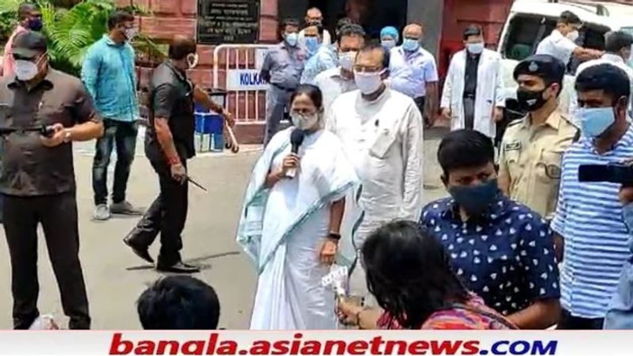 Mamata in SSKM: বুকে ব্যথা নিয়ে হাসপাতালে ভর্তি ভাই, এসএসকেএমে ছুটলেন মমতা বন্দ্যোপাধ্যায় Mamata in SSKM: বুকে ব্যথা নিয়ে হাসপাতালে ভর্তি ভাই, এসএসকেএমে ছুটলেন মমতা বন্দ্যোপাধ্যায়
