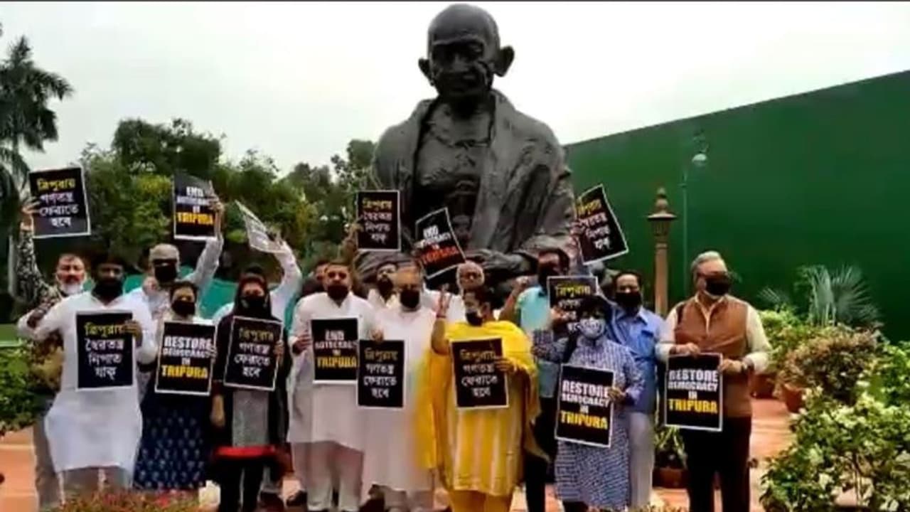 ত্রিপুরায় দলীয় নেতাদের উপর হামলা, দিল্লিতে গান্ধীমূর্তির পাদদেশে বিক্ষোভ তৃণমূলের ত্রিপুরায় দলীয় নেতাদের উপর হামলা, দিল্লিতে গান্ধীমূর্তির পাদদেশে বিক্ষোভ তৃণমূলের