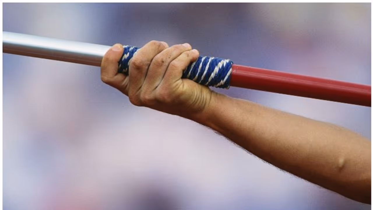 സ്കൂളിൽ പരിശീലനം കാണുന്നതിനിടെ ഒമ്പതാം ക്ലാസുകാരന്റെ കഴുത്തിൽ ജാവലിൻ തുളച്ചുകയറി