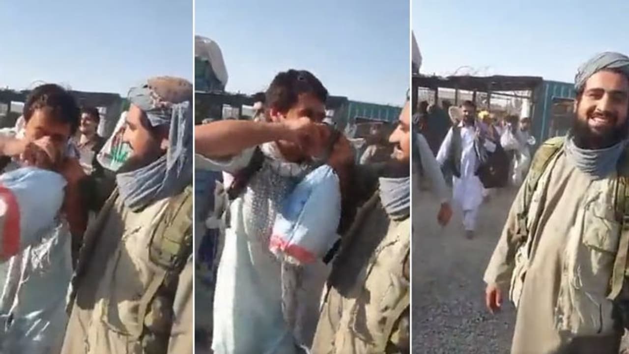 और किसी lover की तरह ये लड़का तालिबानी लड़ाके को Kiss करने लगा; अफगानिस्तान के कुछ चौंकाने वाले Videos और किसी lover की तरह ये लड़का तालिबानी लड़ाके को Kiss करने लगा; अफगानिस्तान के कुछ चौंकाने वाले Videos