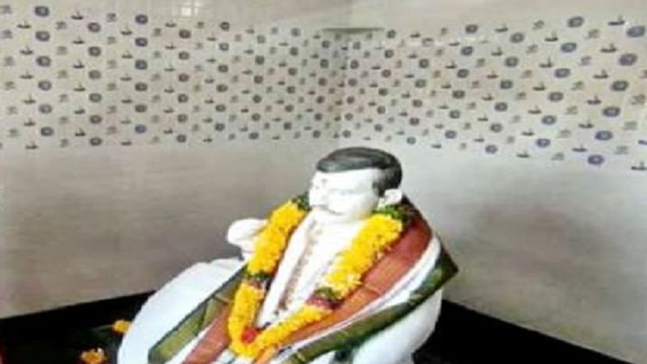 చనిపోయిన భర్తకు గుడికట్టి పూజలు చేస్తున్న భార్య..