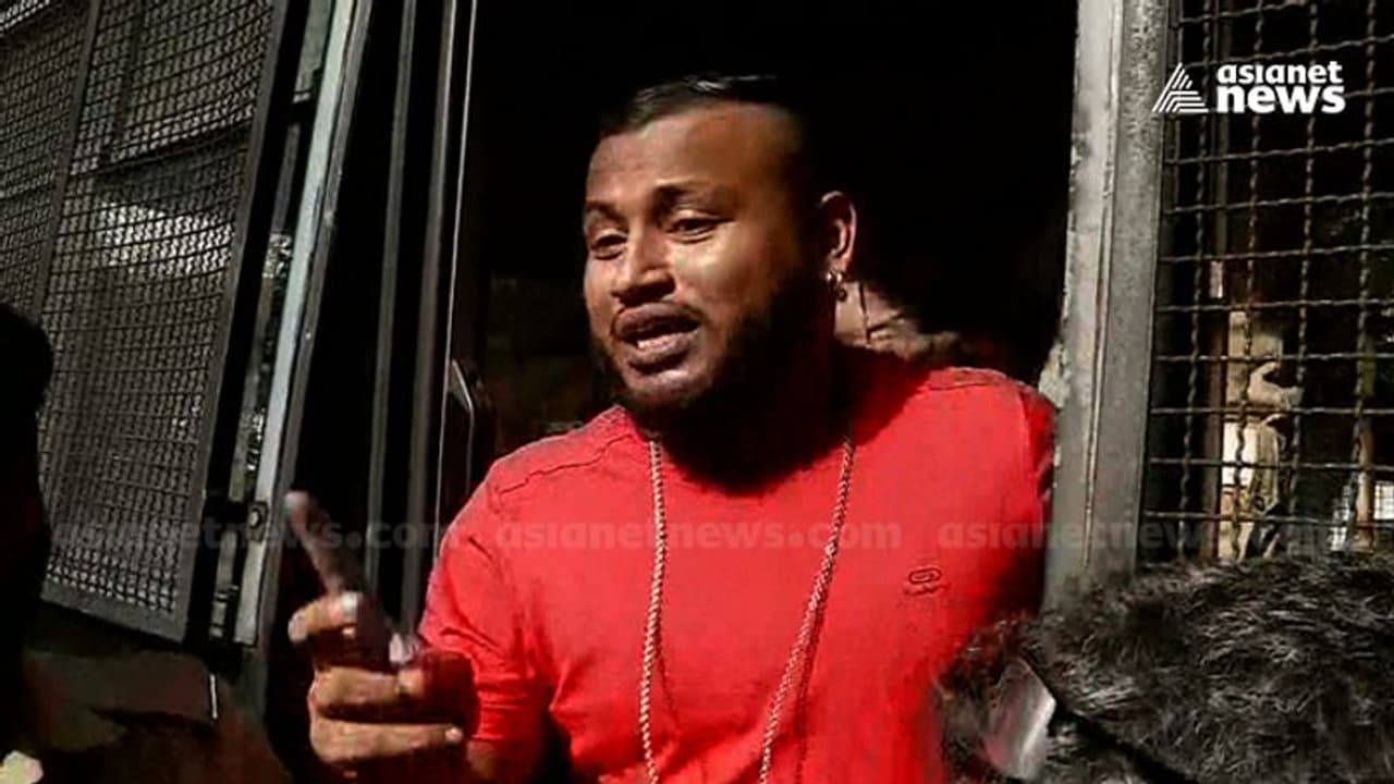 കള്ള കേസിൽ കുടുക്കിയെന്ന് ഇ ബുള് ജെറ്റ് വ്ലോഗർമാർ; പൊലീസ് ബസിനകത്ത് കരച്ചിലും നിലവിളിയും കള്ള കേസിൽ കുടുക്കിയെന്ന് ഇ ബുള് ജെറ്റ് വ്ലോഗർമാർ; പൊലീസ് ബസിനകത്ത് കരച്ചിലും നിലവിളിയും