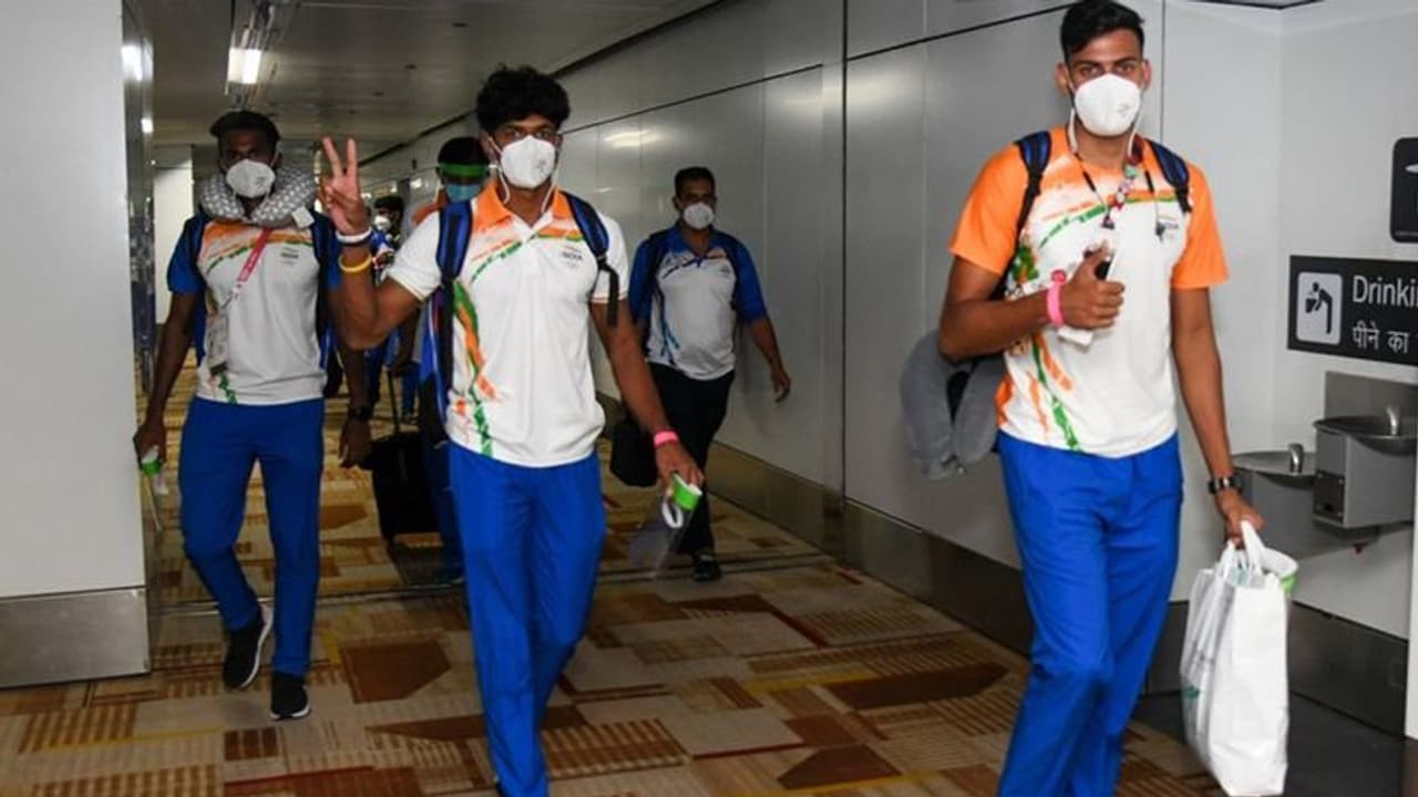 ओलिंपिक टीम का जोरदार स्वागत: नीरज की मां ने किया बेटे का वेलकम, प्रशंसकों ने पूनिया को कंधे पर उठाया