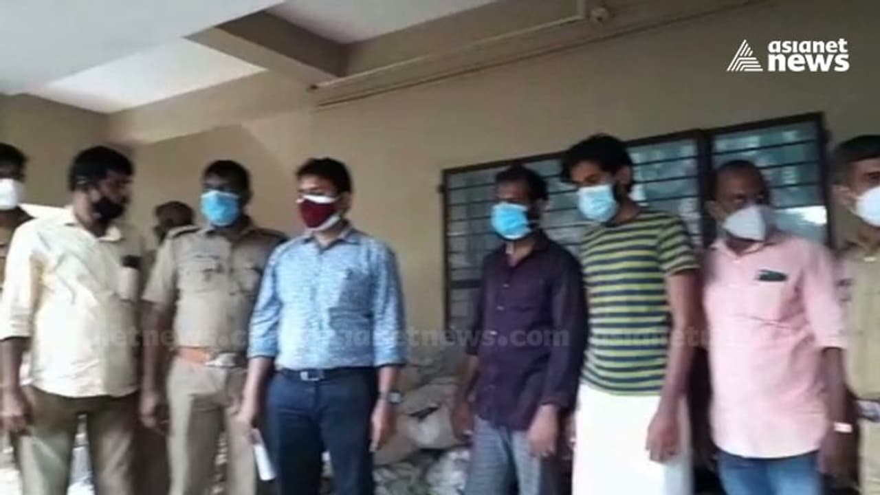 പാലക്കാട് വൻ ചന്ദനവേട്ട ; രണ്ടുപേർ പിടിയിൽ പാലക്കാട് വൻ ചന്ദനവേട്ട ; രണ്ടുപേർ പിടിയിൽ