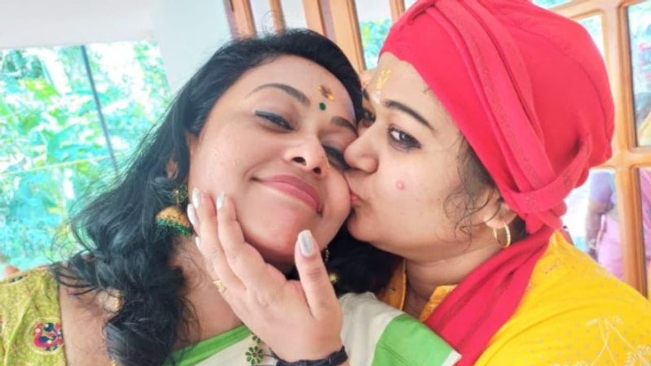 'അവൾ യാത്രയായി', ശരണ്യയുടെ വേര്പാടില് വാക്കുകള് ഇടറി സീമാ ജി നായര് 'അവൾ യാത്രയായി', ശരണ്യയുടെ വേര്പാടില് വാക്കുകള് ഇടറി സീമാ ജി നായര്