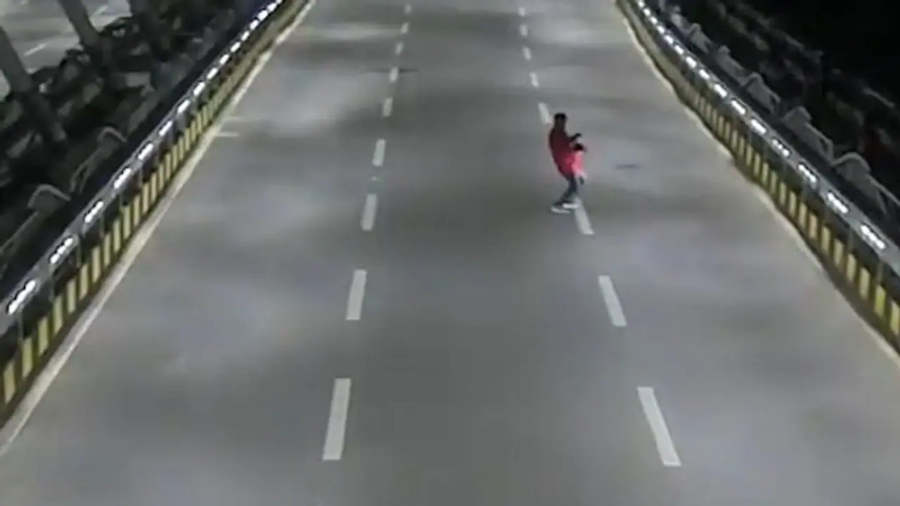 Hyderabad: Man dances in the middle of the road; Cyberabad Traffic police reacts