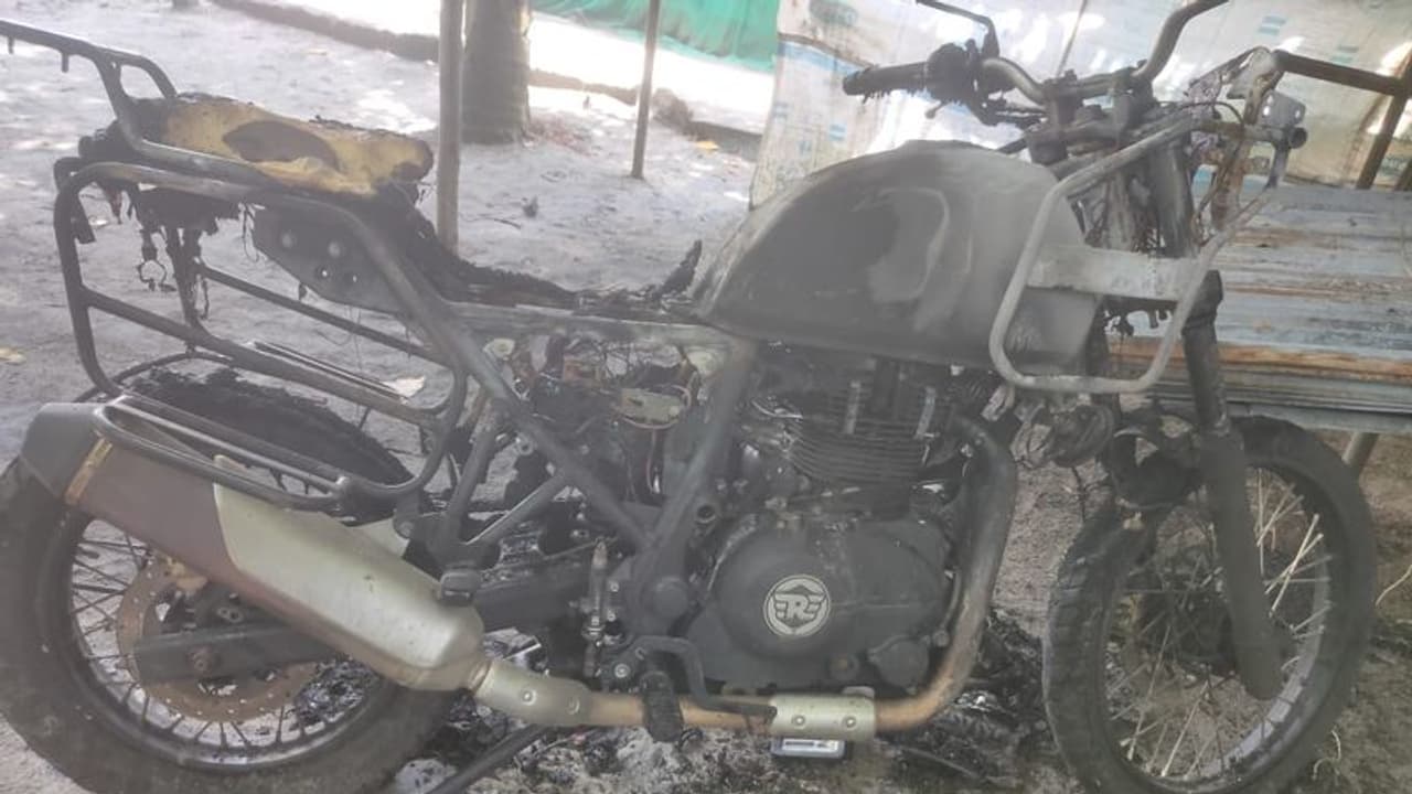 വീടിന് സമീപം സൂക്ഷിച്ചിരുന്ന ബൈക്ക് കത്തിനശിച്ചു