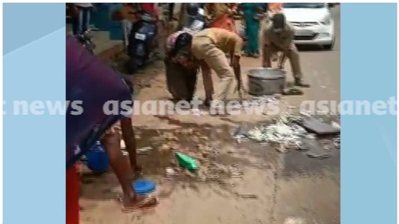 'മീന് പിടിച്ചെടുത്തു' ; മുൻസിപ്പാലിറ്റി ജിവനക്കാർക്ക് എതിരെ പരാതിയുമായി ആറ്റിങ്ങല് സ്വദേശി 'മീന് പിടിച്ചെടുത്തു' ; മുൻസിപ്പാലിറ്റി ജിവനക്കാർക്ക് എതിരെ പരാതിയുമായി ആറ്റിങ്ങല് സ്വദേശി