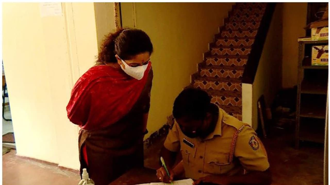 കാവ്യ ഇന്ന് രണ്ട് മണിക്ക് ചോദ്യം ചെയ്യലിന് ഹാജരാകണം; വീട്ടിൽവച്ച് ചോദ്യം ചെയ്യാൻ ആകില്ലെന്ന് ക്രൈംബ്രാഞ്ച് കാവ്യ ഇന്ന് രണ്ട് മണിക്ക് ചോദ്യം ചെയ്യലിന് ഹാജരാകണം; വീട്ടിൽവച്ച് ചോദ്യം ചെയ്യാൻ ആകില്ലെന്ന് ക്രൈംബ്രാഞ്ച്