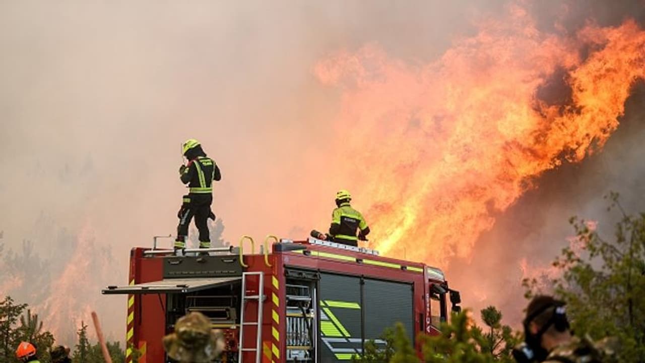 హైదరాబాద్ లో అగ్నిప్రమాదం.. ఆటోనగర్ డీర్ పార్క్ వద్ద తగలబడ్డ లారీ, ఎగిసిపడుతున్న మంటలు, భారీగా ట్రాఫిక్ జాం.. హైదరాబాద్ లో అగ్నిప్రమాదం.. ఆటోనగర్ డీర్ పార్క్ వద్ద తగలబడ్డ లారీ, ఎగిసిపడుతున్న మంటలు, భారీగా ట్రాఫిక్ జాం..