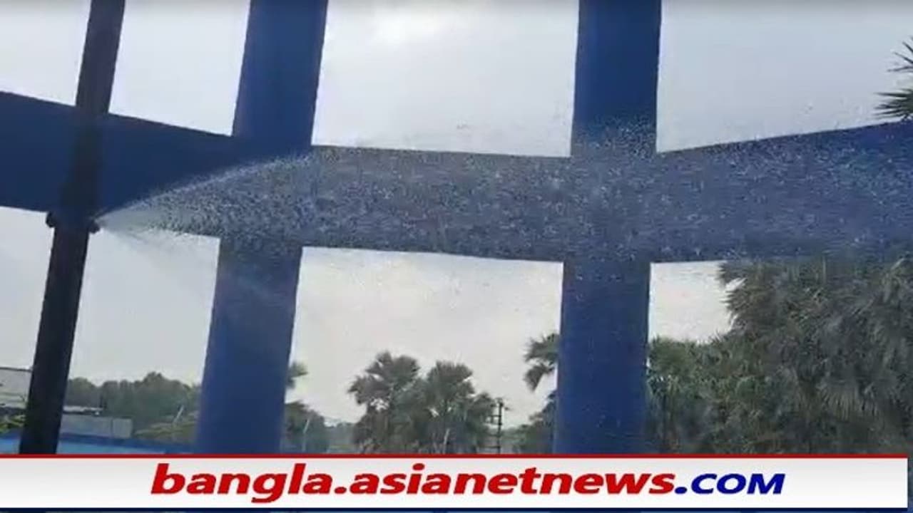 উদ্বোধনের আগেই বিপত্তি, পাইপ ফেটে খাবার জল ভেসে যাচ্ছে রাস্তা দিয়ে