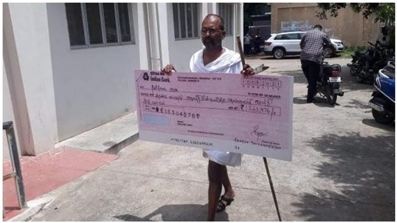 தமிழக அரசின் கடன் தொகை... தன் குடும்பத்தின் சார்பாக ரூ.2,63,976 கடனை அடைக்க வந்த முதல் நபர்..! தமிழக அரசின் கடன் தொகை... தன் குடும்பத்தின் சார்பாக ரூ.2,63,976 கடனை அடைக்க வந்த முதல் நபர்..!