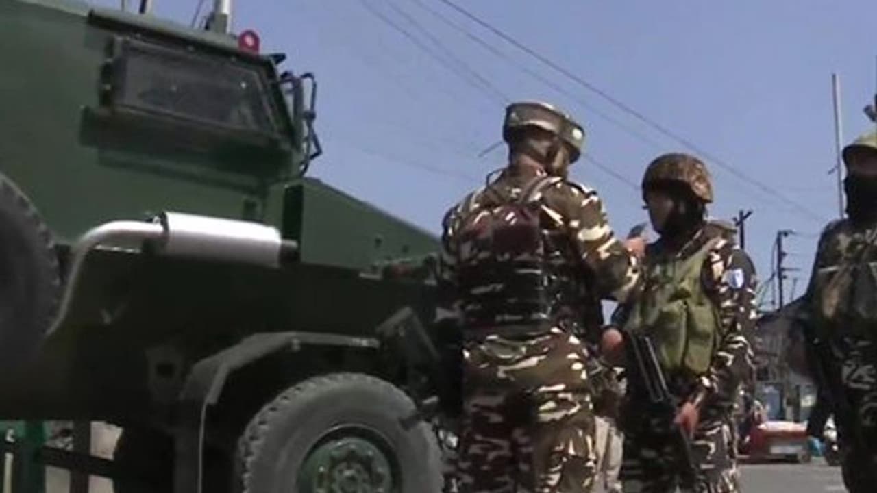 श्रीनगर में राहुल ने जहां किया कांग्रेस भवन का शुभारंभ वहां आंतकियों ने फेंका ग्रेनेड, 5 नागरिक घायल श्रीनगर में राहुल ने जहां किया कांग्रेस भवन का शुभारंभ वहां आंतकियों ने फेंका ग्रेनेड, 5 नागरिक घायल