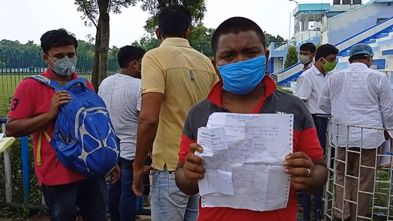 সরকারি কর্মীদের মারধরের অভিযোগ, বিক্ষোভ বালুরঘাটে সরকারি কর্মীদের মারধরের অভিযোগ, বিক্ষোভ বালুরঘাটে