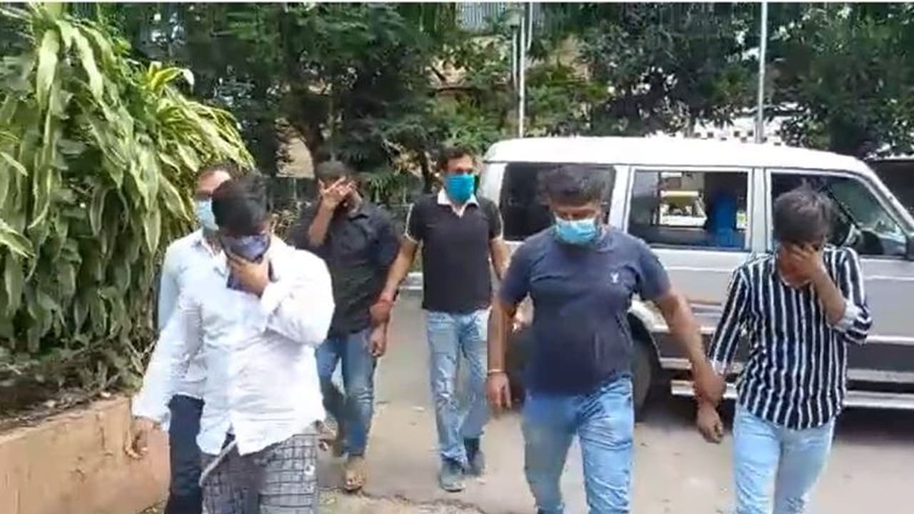 ভুয়ো কলসেন্টার খুলে কোটি টাকা প্রতারণা, গ্রেফতার ৯ ভুয়ো কলসেন্টার খুলে কোটি টাকা প্রতারণা, গ্রেফতার ৯