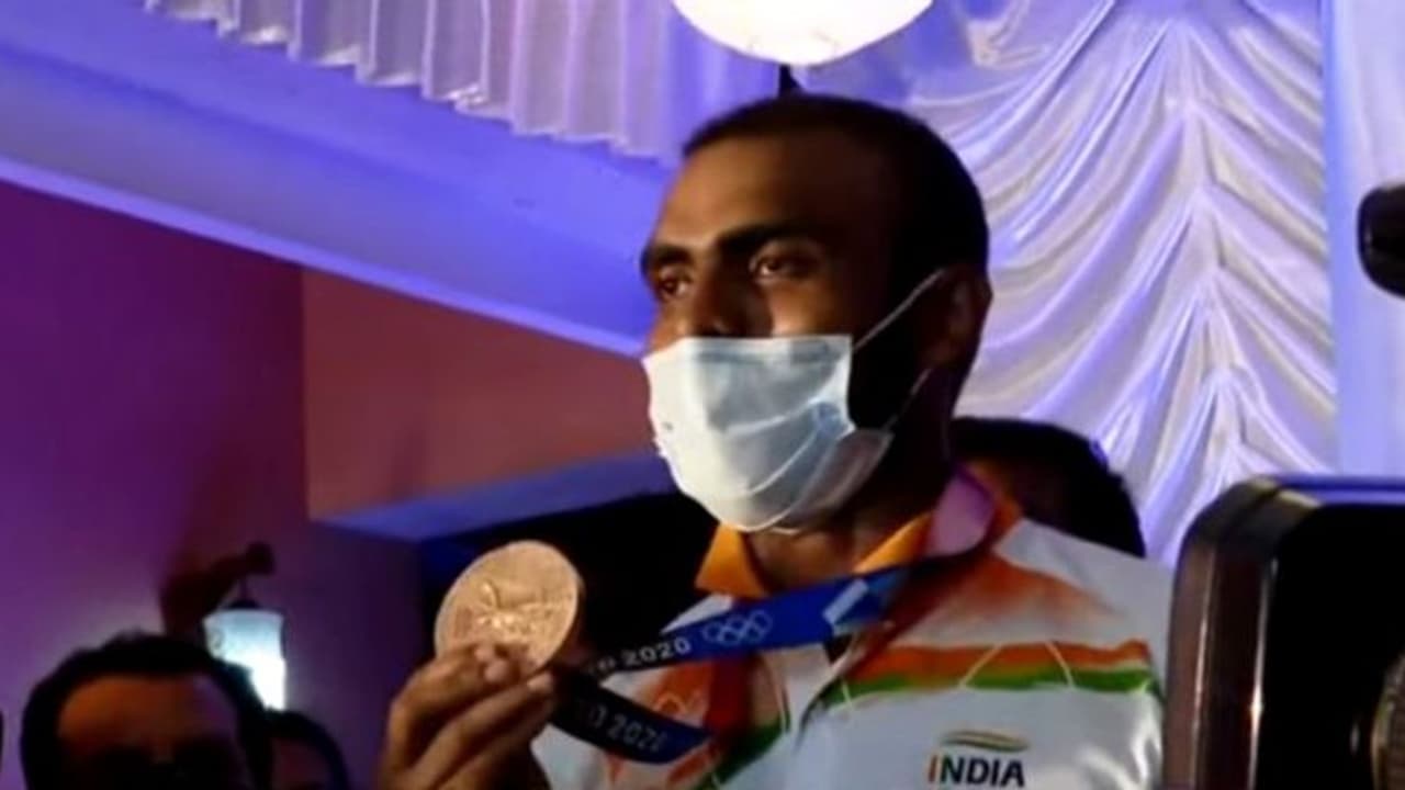 ഇത് മലയാളികള്ക്കുള്ള ഓണസമ്മാനം, ഒളിംപിക് മെഡല് ഉയര്ത്തിക്കാട്ടി ശ്രീജേഷ് ഇത് മലയാളികള്ക്കുള്ള ഓണസമ്മാനം, ഒളിംപിക് മെഡല് ഉയര്ത്തിക്കാട്ടി ശ്രീജേഷ്