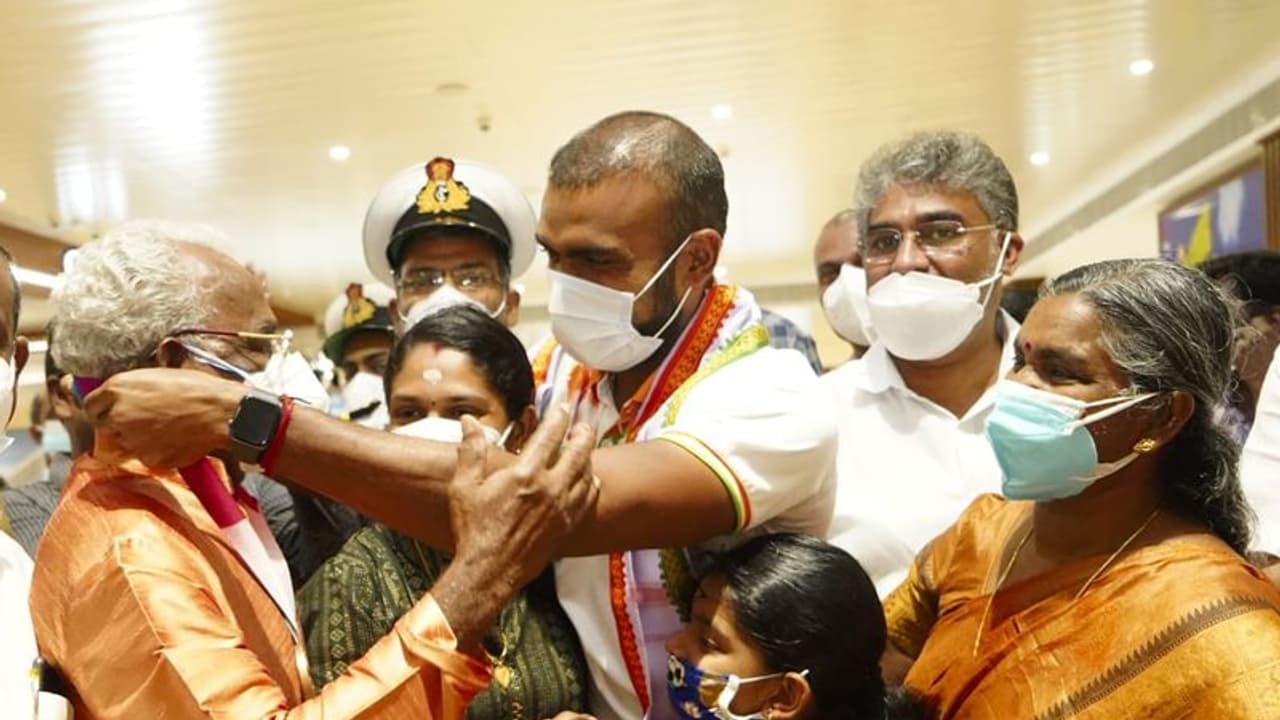 ഒളിംപിക് മെഡല്‍ അച്ഛന്‍റെ കഴുത്തിലണിഞ്ഞ് ശ്രീജേഷ്