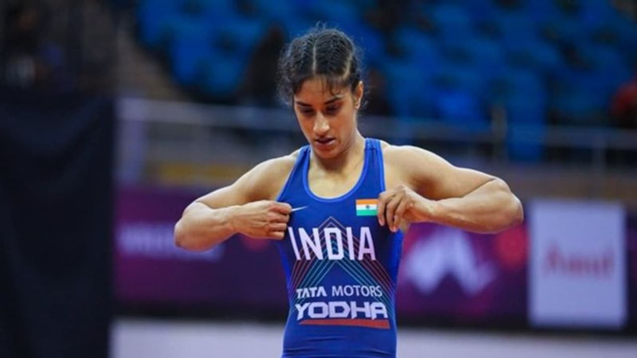 ഒളിംപിക്സിനിടയിലെ അച്ചടക്കലംഘനം; ഗുസ്തി താരം വിനേഷ് ഫോഗട്ടിന് സസ്പെന്‍ഷന്‍