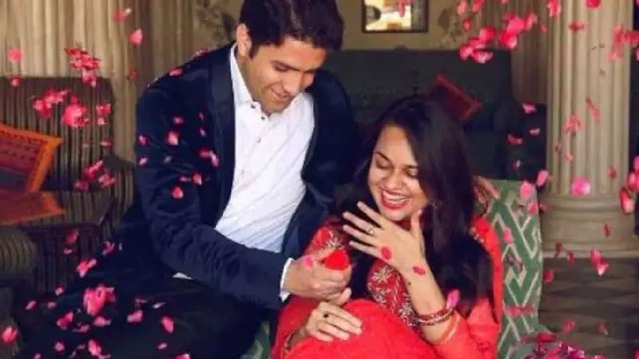 విడిపోయిన ఐఎఎస్ టాపర్ జంట...టీనాదబీ, అథర్ఖాన్లకు విడాకులు మంజూరు... విడిపోయిన ఐఎఎస్ టాపర్ జంట...టీనాదబీ, అథర్ఖాన్లకు విడాకులు మంజూరు...