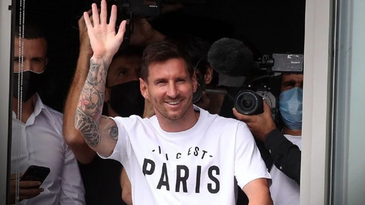 മെസി പാരീസില്, ആവേശത്തോടെ വരവേറ്റ് ആരാധകര് മെസി പാരീസില്, ആവേശത്തോടെ വരവേറ്റ് ആരാധകര്