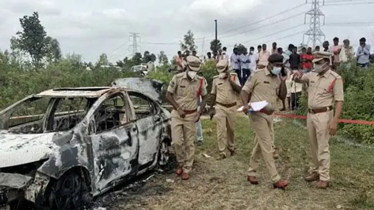 కారు దగ్ధం.. డిక్కీలో శవం: హత్య వెనుక వివాహేతర సంబంధం, మృతుని భార్య సంచలనం కారు దగ్ధం.. డిక్కీలో శవం: హత్య వెనుక వివాహేతర సంబంధం, మృతుని భార్య సంచలనం