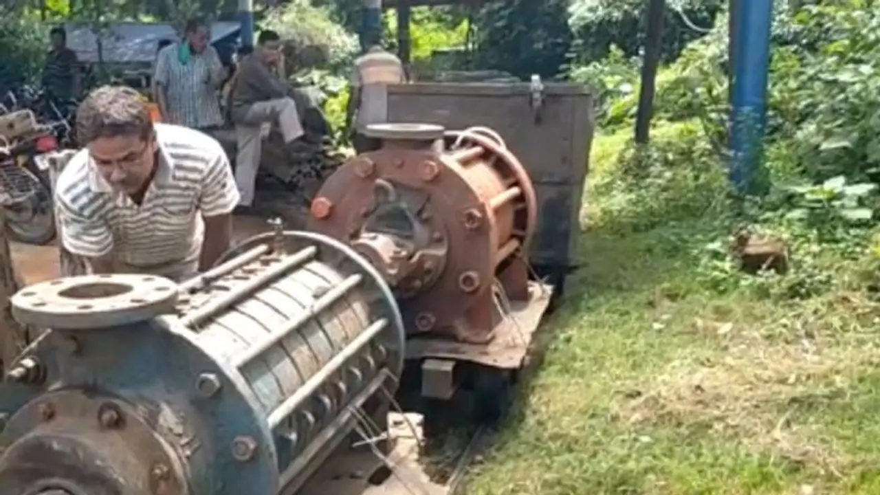 খনির ভিতরে জমা জলে বাড়ছে জীবনের ঝুঁকি, আন্দোলনের পথে পারবেলিয়া কোলিয়ারির খনির শ্রমিকরা খনির ভিতরে জমা জলে বাড়ছে জীবনের ঝুঁকি, আন্দোলনের পথে পারবেলিয়া কোলিয়ারির খনির শ্রমিকরা