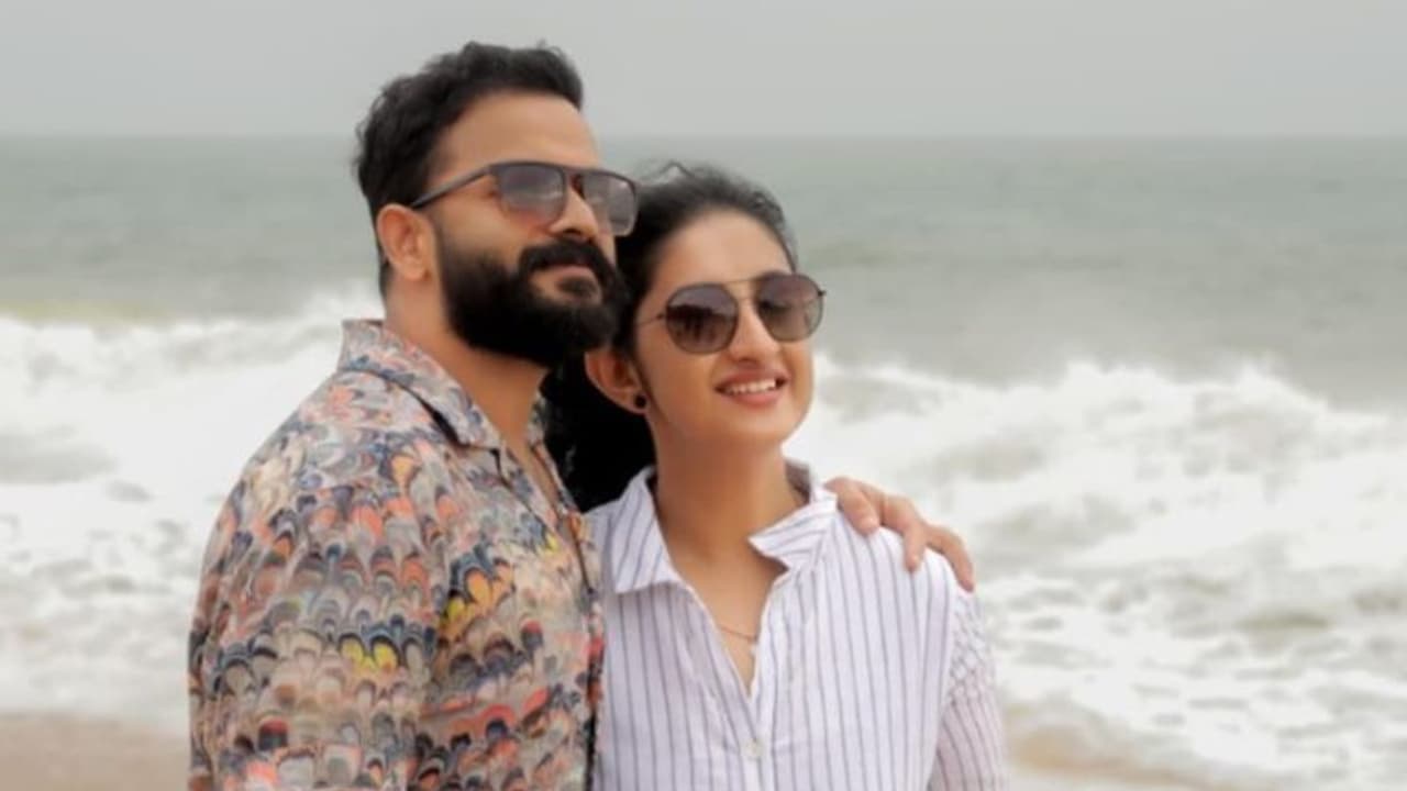 കടല്തീരത്ത് ശാന്തനായി ഭാര്യക്കൊപ്പം ജയസൂര്യ, ഫോട്ടോ ഏറ്റെടുത്ത് ആരാധകര് കടല്തീരത്ത് ശാന്തനായി ഭാര്യക്കൊപ്പം ജയസൂര്യ, ഫോട്ടോ ഏറ്റെടുത്ത് ആരാധകര്