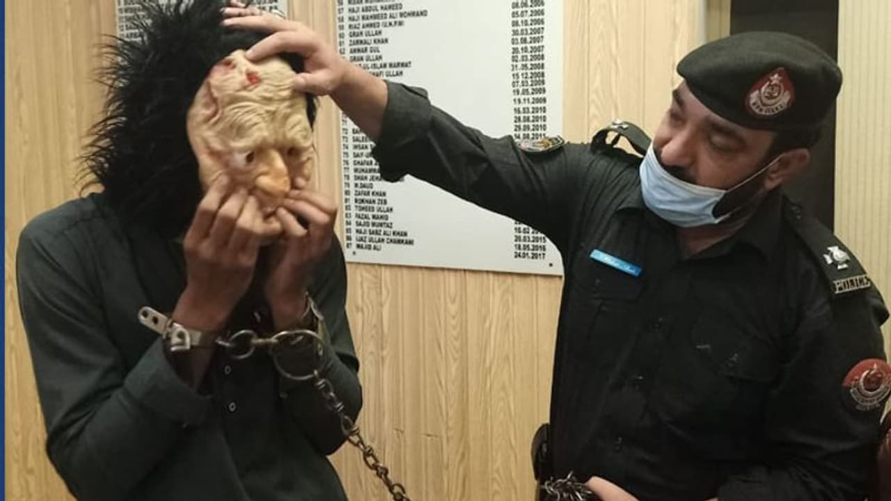 भूतियागीरी: फालतू बैठे बैठे इस पाकिस्तानी को सूझी खुरापात, पर क्या मालूम था कि पहले पिटेगा और फिर...