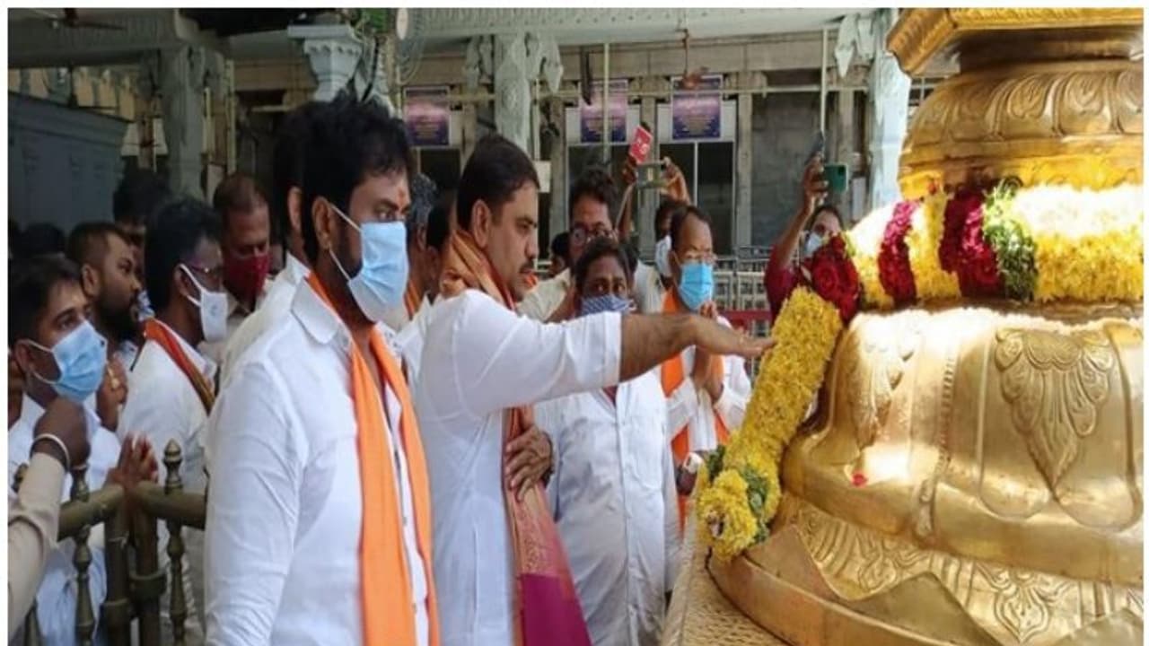 'ഒരിക്കലും അഴിമതി ചെയ്തിട്ടില്ല'; ക്ഷേത്രത്തില് സത്യം ചെയ്ത് ബിജെപി നേതാവ് 'ഒരിക്കലും അഴിമതി ചെയ്തിട്ടില്ല'; ക്ഷേത്രത്തില് സത്യം ചെയ്ത് ബിജെപി നേതാവ്