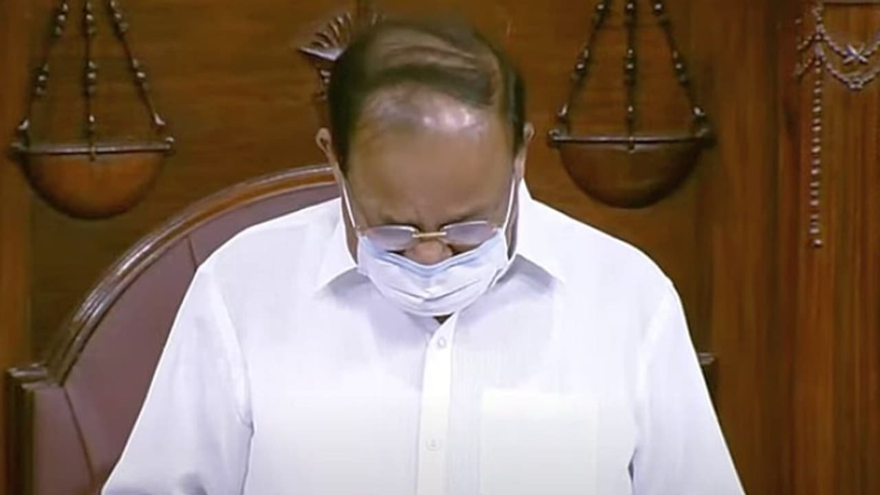 ವಿಪಕ್ಷಗಳ ಆಟಾಟೋಪ; ಕಣ್ಣೀರು ಹಾಕಿದ ರಾಜ್ಯಸಭೆ ಸಭಾಪತಿ ವೆಂಕಯ್ಯ ನಾಯ್ಡು ವಿಪಕ್ಷಗಳ ಆಟಾಟೋಪ; ಕಣ್ಣೀರು ಹಾಕಿದ ರಾಜ್ಯಸಭೆ ಸಭಾಪತಿ ವೆಂಕಯ್ಯ ನಾಯ್ಡು