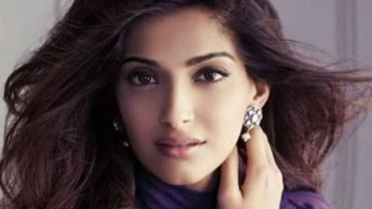 ഫര്‍ഹാൻ അക്തറിന്റെ നായികയാകാൻ സോനം വാങ്ങിച്ചത് 11 രൂപ മാത്രം, അമ്പരന്ന് ആരാധകര്‍