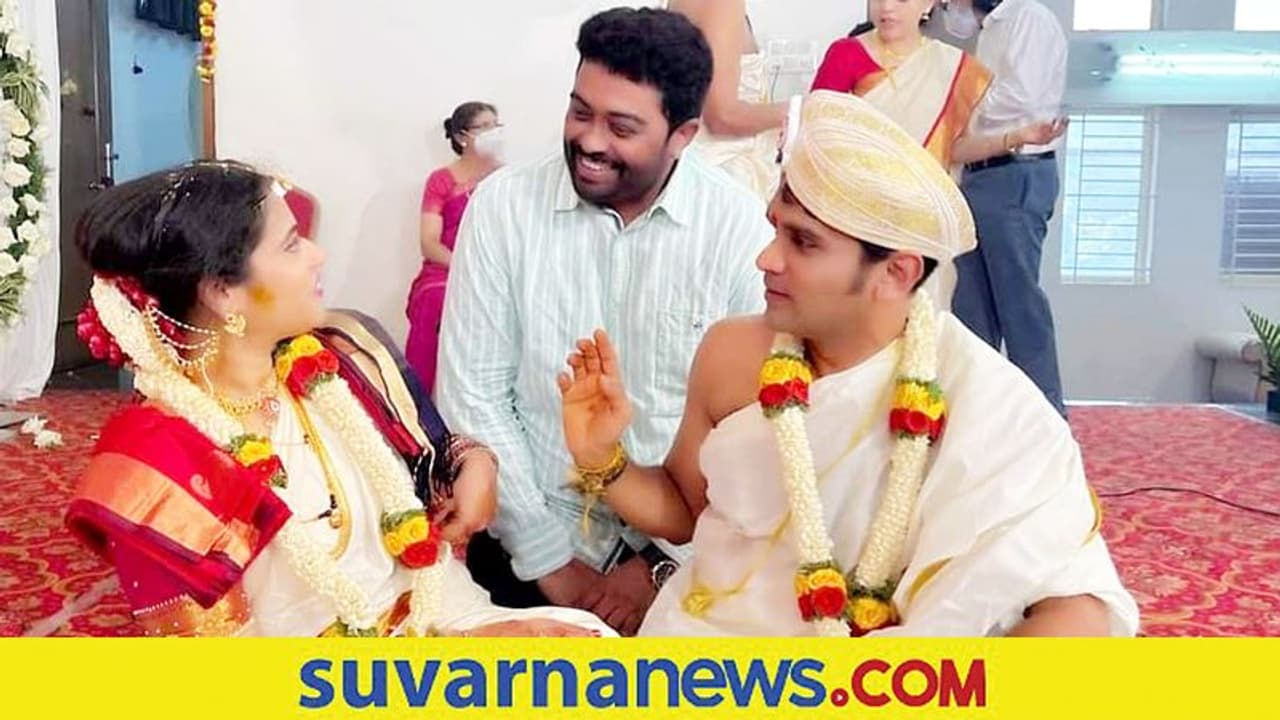 ಕೃತಿಕ ಜೊತೆ ಸಪ್ತಪದಿ ತುಳಿದ ಗಾಯಕ ಹೇಮಂತ್ ಕೃತಿಕ ಜೊತೆ ಸಪ್ತಪದಿ ತುಳಿದ ಗಾಯಕ ಹೇಮಂತ್