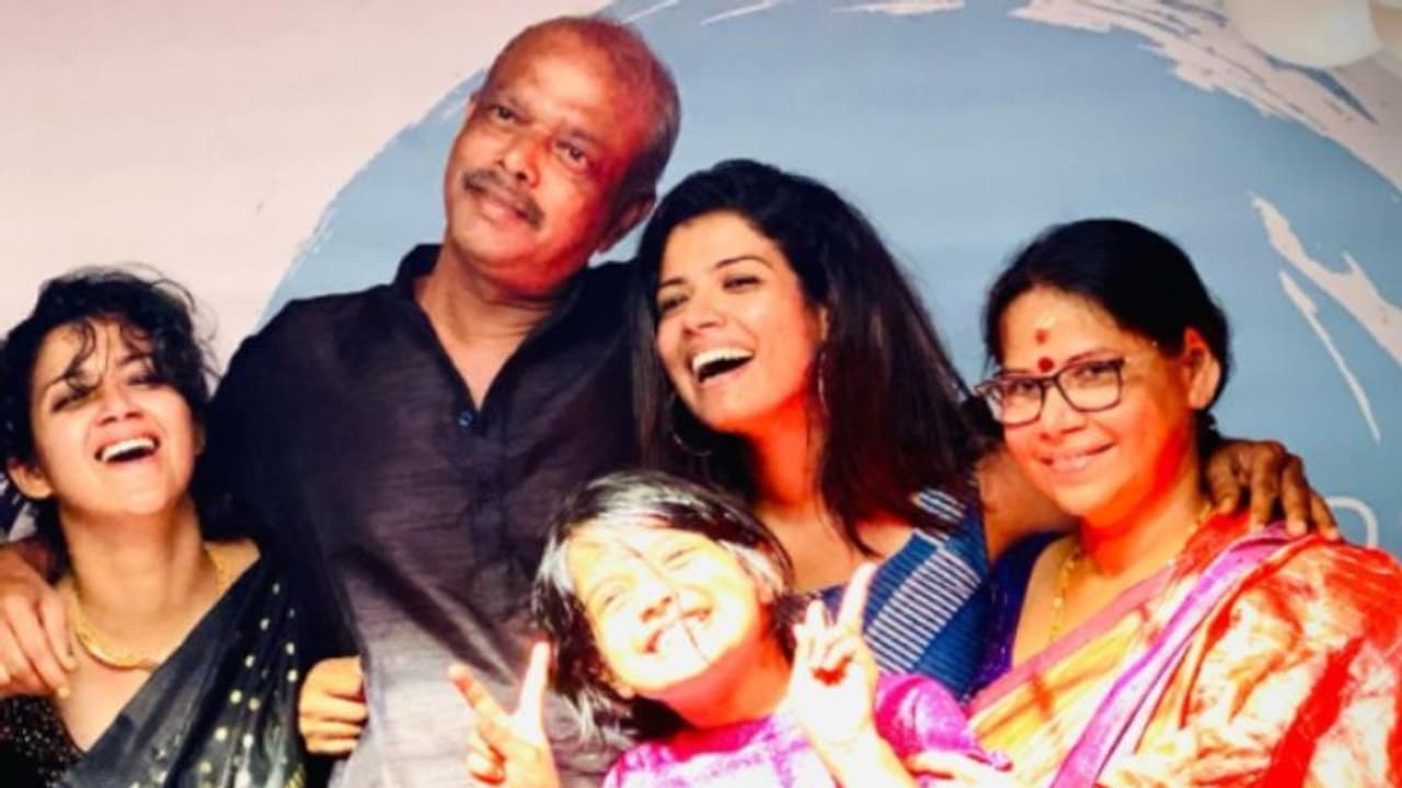 'സങ്കടങ്ങള്‍ക്കൊടുവില്‍ ആ പുഞ്ചിരി മടങ്ങിയെത്തി', അമൃത സുരേഷിനെ കുറിച്ച് സഹോദരി അഭിരാമി