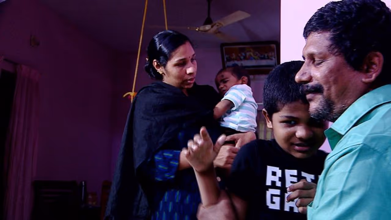 രണ്ട് മക്കൾക്കും അപൂർവ്വ രോഗം, ചികിത്സയ്ക്ക് മാസം ചെലവ് അമ്പതിനായിരം, സർക്കാരിനോട് ഇവർക്ക് ഒരു അപേക്ഷ മാത്രം രണ്ട് മക്കൾക്കും അപൂർവ്വ രോഗം, ചികിത്സയ്ക്ക് മാസം ചെലവ് അമ്പതിനായിരം, സർക്കാരിനോട് ഇവർക്ക് ഒരു അപേക്ഷ മാത്രം