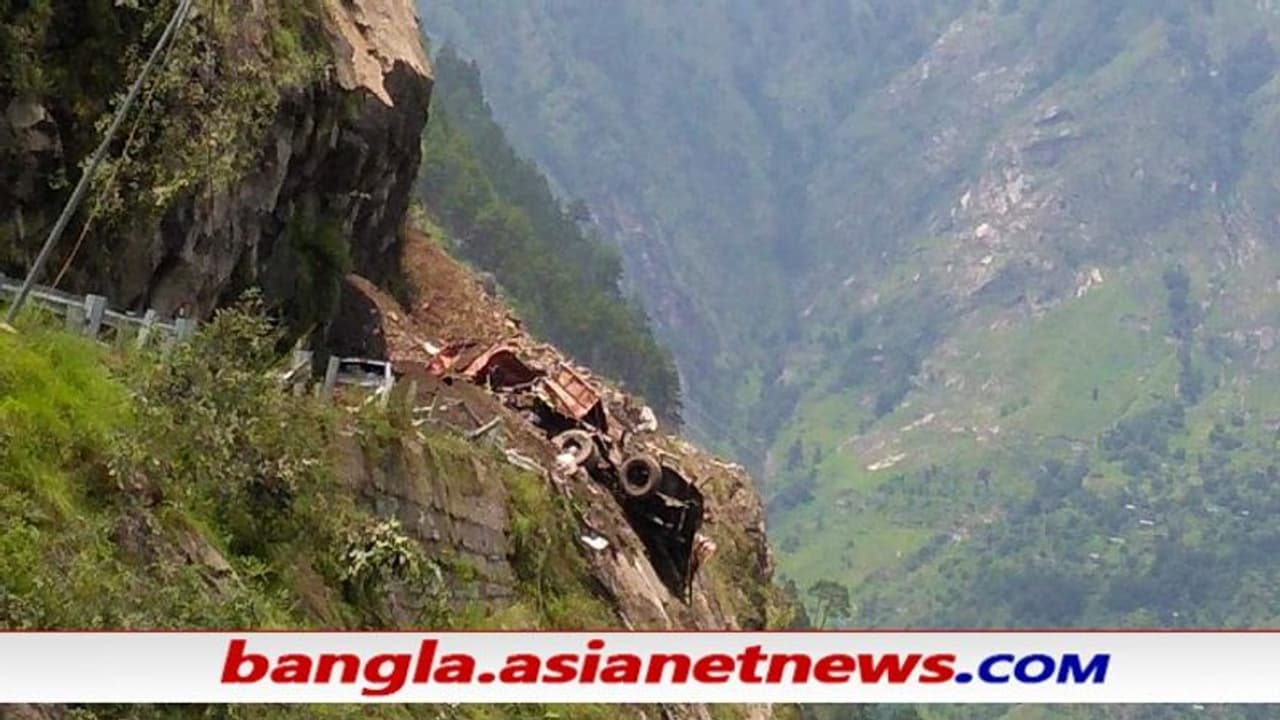Landslide ৪০ ৪৫ জন যাত্রীভর্তি বাসের উপর ভেঙে পড়ল পাহাড়, হিমাচলে ভয়াবহ দুর্ঘটনা, দেখুন Landslide ৪০ ৪৫ জন যাত্রীভর্তি বাসের উপর ভেঙে পড়ল পাহাড়, হিমাচলে ভয়াবহ দুর্ঘটনা, দেখুন