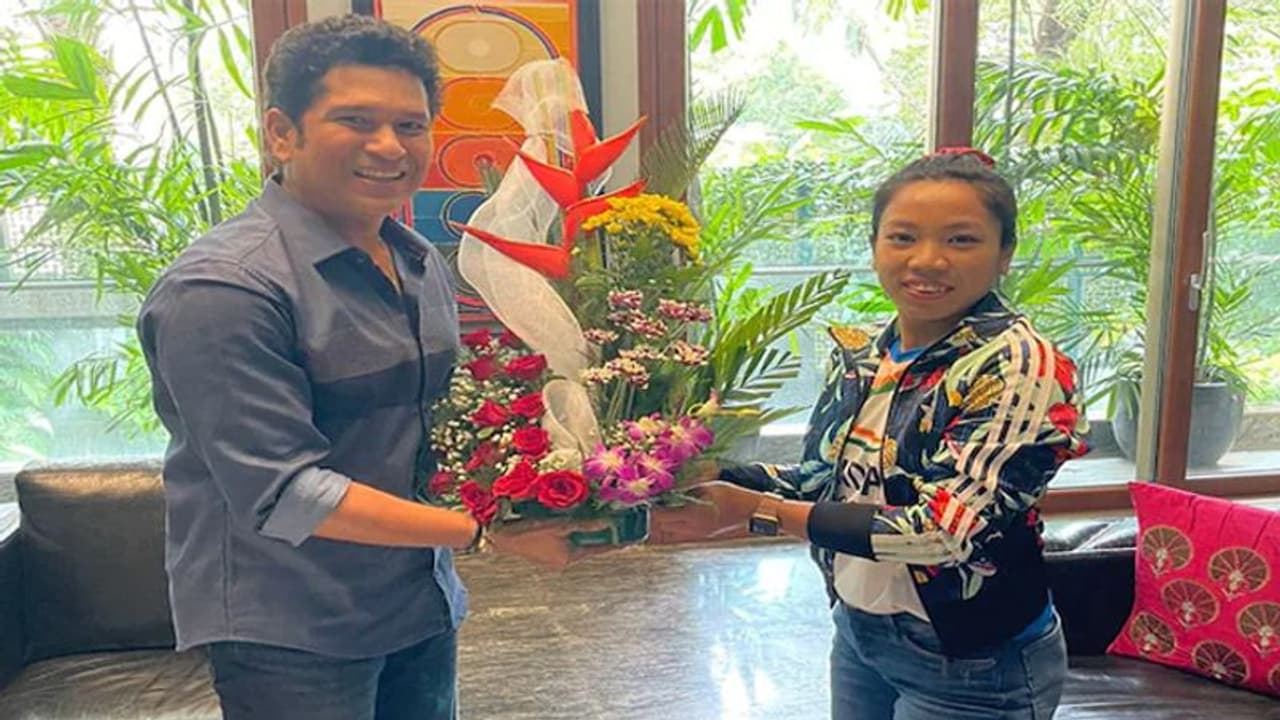 'क्रिकेट के भगवान' से मिलीं ओलंपिक पदक विजेता Mirabai chanu, मेडल देख ऐसा था Sachin Tendulkar का रिएक्शन 'क्रिकेट के भगवान' से मिलीं ओलंपिक पदक विजेता Mirabai chanu, मेडल देख ऐसा था Sachin Tendulkar का रिएक्शन