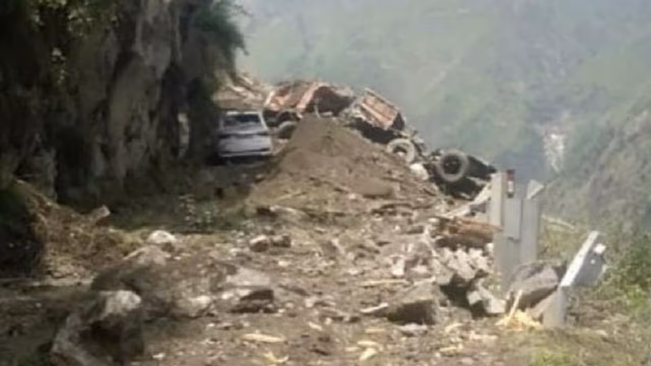 ഹിമാചലിലെ മണ്ണിടിച്ചില്; രണ്ട് വയസുള്ള കുഞ്ഞ് ഉൾപ്പെടെ 14 പേര് മരിച്ചു, മൂന്നുപേരെ തിരിച്ചറിഞ്ഞിട്ടില്ല ഹിമാചലിലെ മണ്ണിടിച്ചില്; രണ്ട് വയസുള്ള കുഞ്ഞ് ഉൾപ്പെടെ 14 പേര് മരിച്ചു, മൂന്നുപേരെ തിരിച്ചറിഞ്ഞിട്ടില്ല