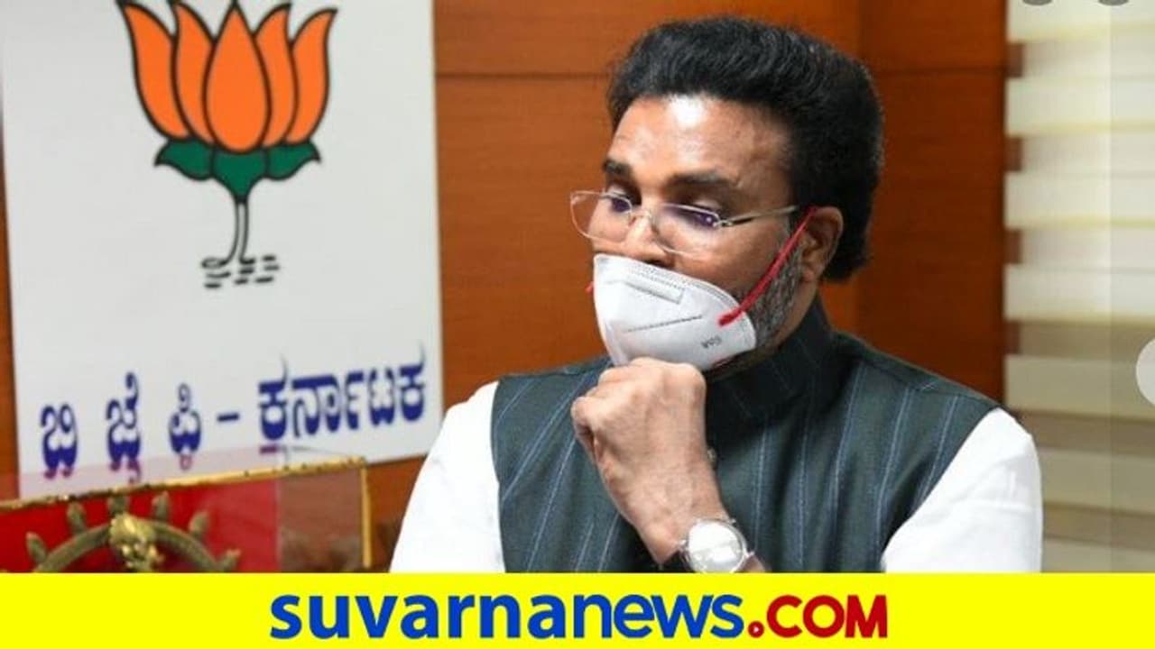 Hijab Row ಹಿಜಾಬ್ ವಿಚಾರದಲ್ಲಿ ತಟಸ್ಥ ನಿಲುವು ತಾಳಿದ ಶ್ರೀರಾಮುಲು, ಅಲ್ಪಸಂಖ್ಯಾತ ಮತಗಳಿಗೆ ಹೆದರಿದ್ರಾ? Hijab Row ಹಿಜಾಬ್ ವಿಚಾರದಲ್ಲಿ ತಟಸ್ಥ ನಿಲುವು ತಾಳಿದ ಶ್ರೀರಾಮುಲು, ಅಲ್ಪಸಂಖ್ಯಾತ ಮತಗಳಿಗೆ ಹೆದರಿದ್ರಾ?