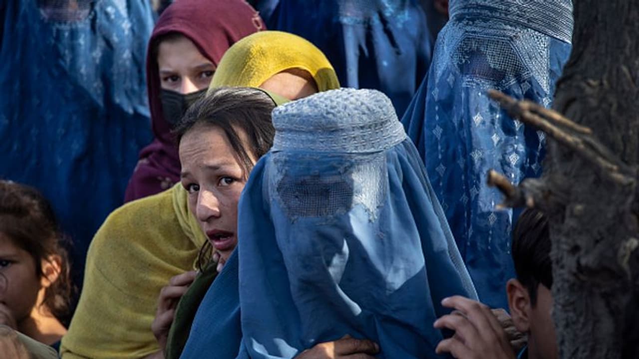 ఆఫ్ఘనిస్తాన్: అబలలపై మళ్లీ ఆంక్షలు.. టీవీ, రేడియోల్లో మ్యూజిక్, మహిళల వాయిస్పై తాలిబన్ల నిషేధం ఆఫ్ఘనిస్తాన్: అబలలపై మళ్లీ ఆంక్షలు.. టీవీ, రేడియోల్లో మ్యూజిక్, మహిళల వాయిస్పై తాలిబన్ల నిషేధం