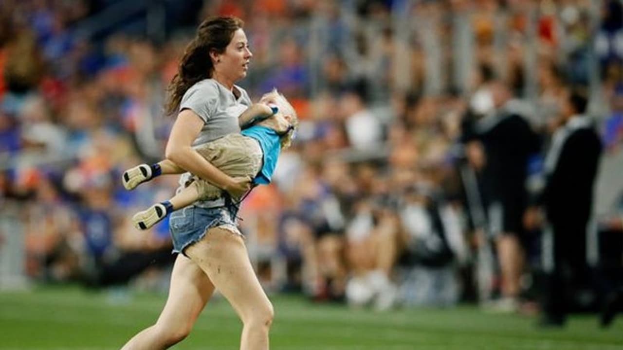 फुटबॉल मैच के दौरान ऐसा क्या हुआ कि बीच मैदान में पहुंच गई मां, बेटे के साथ वायरल हुई फोटो फुटबॉल मैच के दौरान ऐसा क्या हुआ कि बीच मैदान में पहुंच गई मां, बेटे के साथ वायरल हुई फोटो