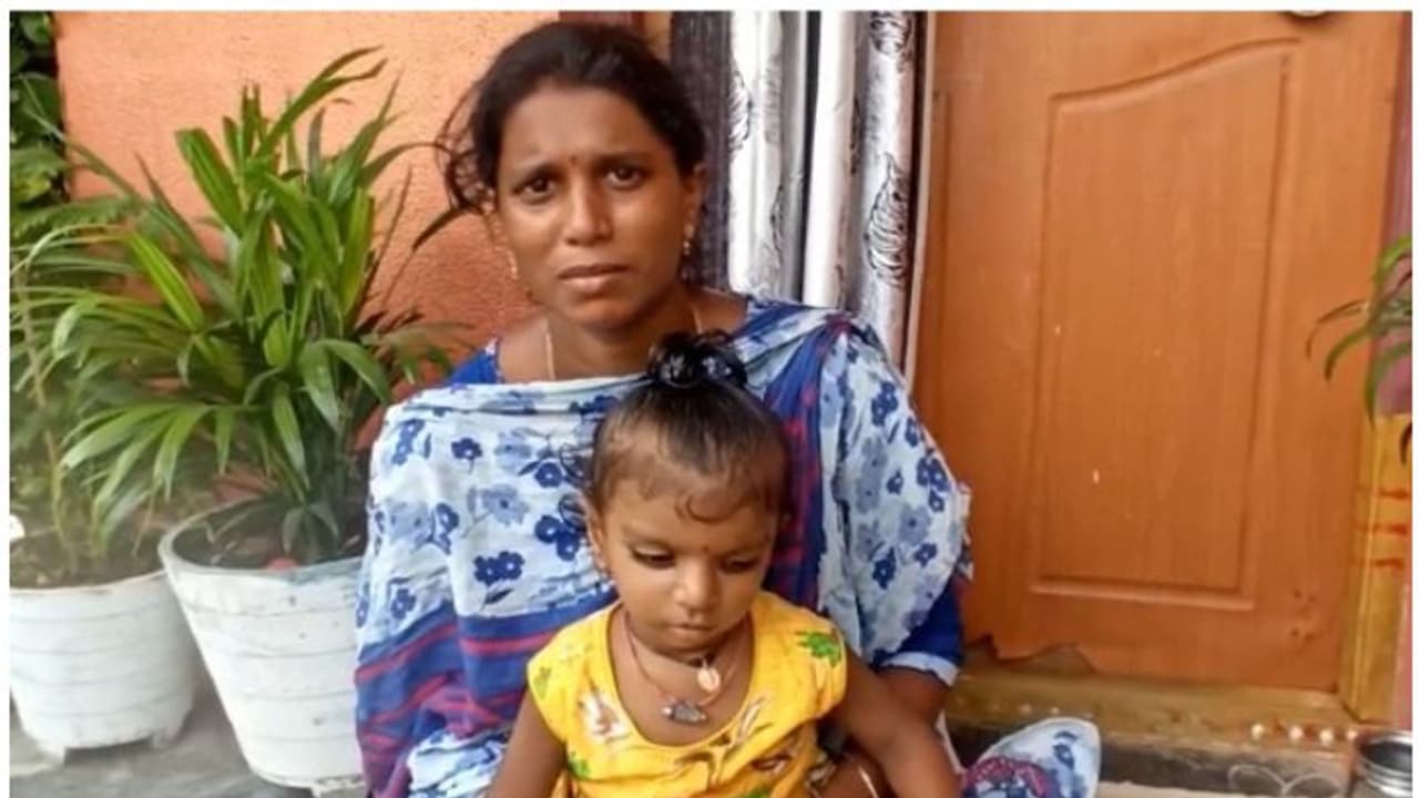 అదనపు కట్నం కోసం వేధింపులు.. విశాఖలో అత్తవారింటి ముందు కోడలు బైఠాయింపు అదనపు కట్నం కోసం వేధింపులు.. విశాఖలో అత్తవారింటి ముందు కోడలు బైఠాయింపు