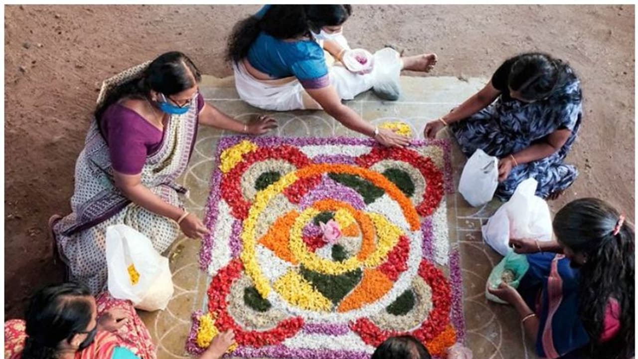 ഇന്ന് അത്തം, മലയാളികൾ ഓണത്തിരക്കിലേക്ക്; തൃപ്പൂണിത്തുറ അത്തച്ചമയം ചടങ്ങുകൾ മാത്രമാക്കി ചുരുക്കി ഇന്ന് അത്തം, മലയാളികൾ ഓണത്തിരക്കിലേക്ക്; തൃപ്പൂണിത്തുറ അത്തച്ചമയം ചടങ്ങുകൾ മാത്രമാക്കി ചുരുക്കി