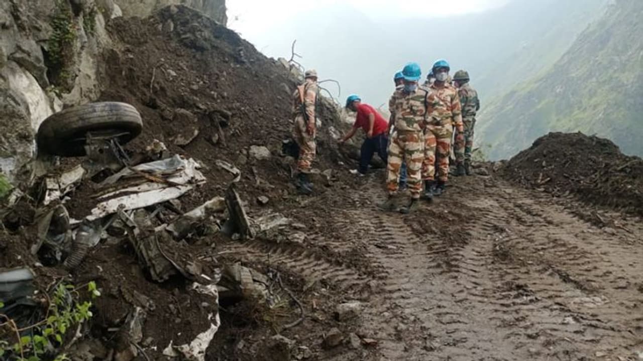 ഹിമാചലിലെ മണ്ണിടിച്ചിൽ മരിച്ചവരുടെ എണ്ണം 15 ആയി; തിരച്ചിൽ ഇന്നും തുടരും ഹിമാചലിലെ മണ്ണിടിച്ചിൽ മരിച്ചവരുടെ എണ്ണം 15 ആയി; തിരച്ചിൽ ഇന്നും തുടരും