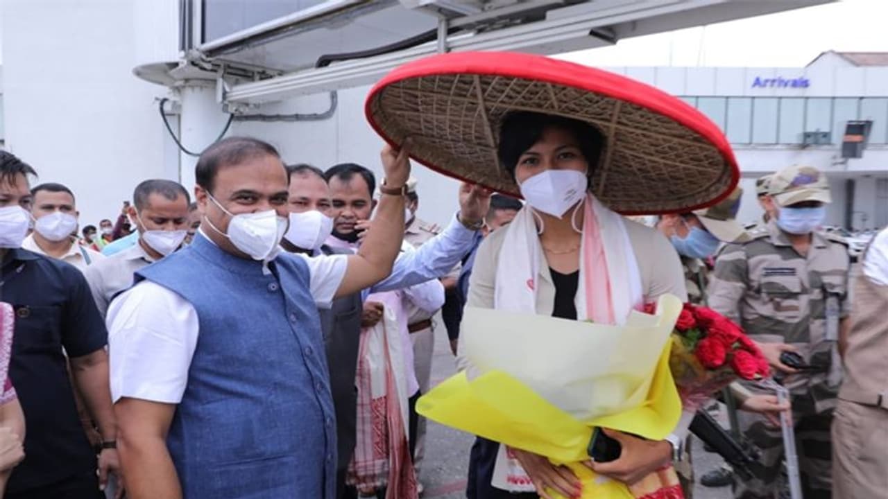 ओलंपिक मेडलिस्ट का जोरदार स्वागत: Lovlina Borgohain को रिसीव करने पहुंचे असम के सीएम, शॉल पहनाकर किया सम्मान ओलंपिक मेडलिस्ट का जोरदार स्वागत: Lovlina Borgohain को रिसीव करने पहुंचे असम के सीएम, शॉल पहनाकर किया सम्मान