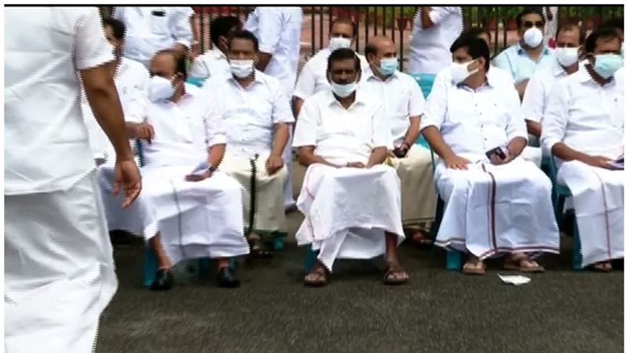 നിയമസഭ ബഹിഷ്കരിച്ച് പ്രതിപക്ഷം; കവാടത്തിൽ പ്രതീകാത്മക സഭ, അടിയന്തരപ്രമേയ അവതരണം നിയമസഭ ബഹിഷ്കരിച്ച് പ്രതിപക്ഷം; കവാടത്തിൽ പ്രതീകാത്മക സഭ, അടിയന്തരപ്രമേയ അവതരണം